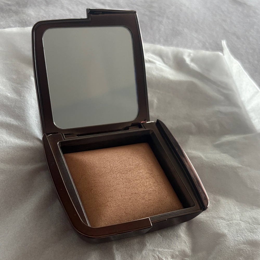 Hourglass AMBIENT LIGHTING FINISHING POWDER Radiant Light Full Size